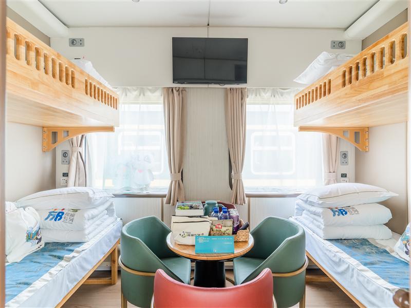 莹华·高级四人间