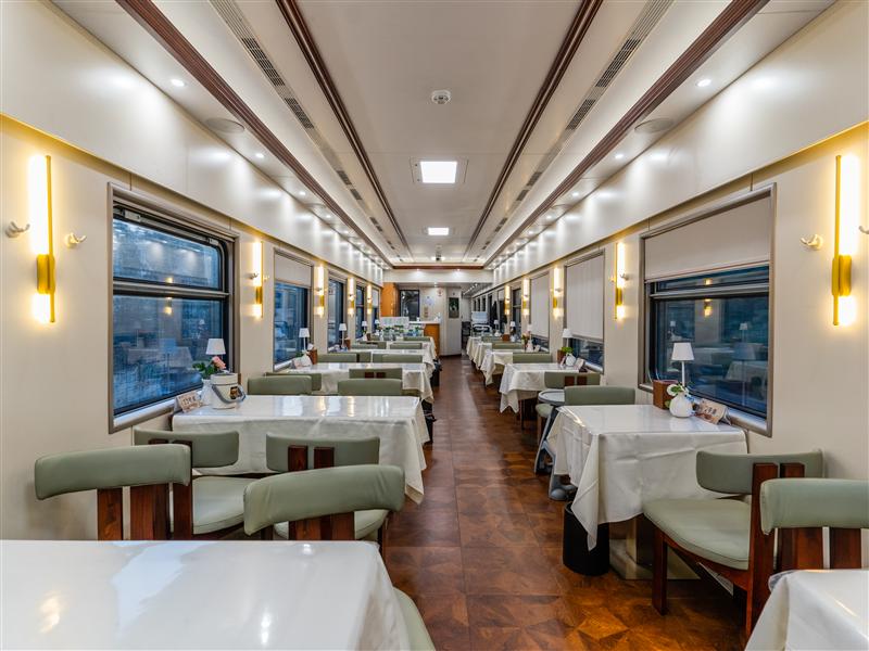 南方列车潇湘号沁潇湘餐厅车