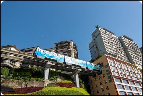 重庆 李子坝 轻轨穿楼 夏季 杨志熠