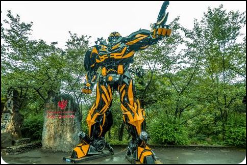 重庆 武隆 天生三桥入口 变形金刚 大黄蜂雕塑 夏季 杨志熠