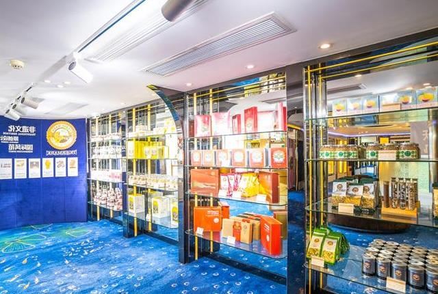 Victoria Jenna Cruise-Souvenir shop