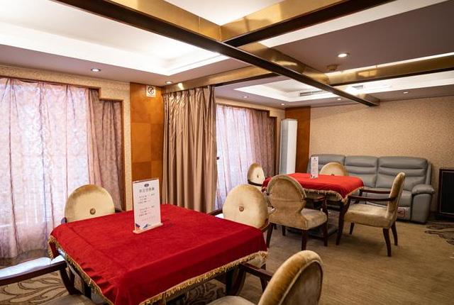 Interstellar Crystal Cruise-chess and card room