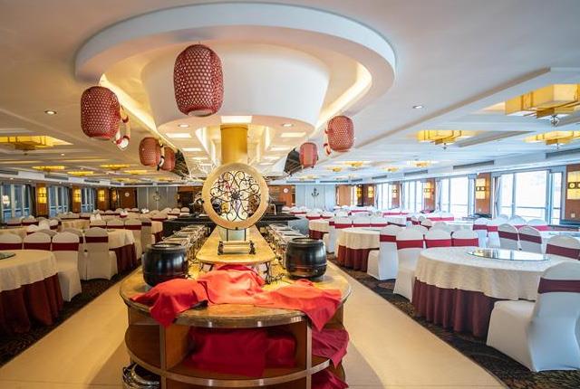 Interstellar Crystal Cruise-cafeteria