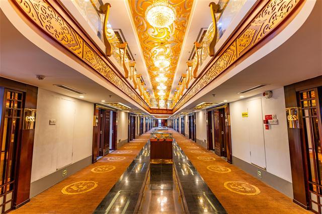 Royal Three Kingdoms Cruise-corridor