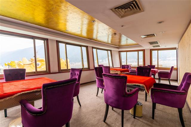 Royal Three Kingdoms Cruise-chess and card room