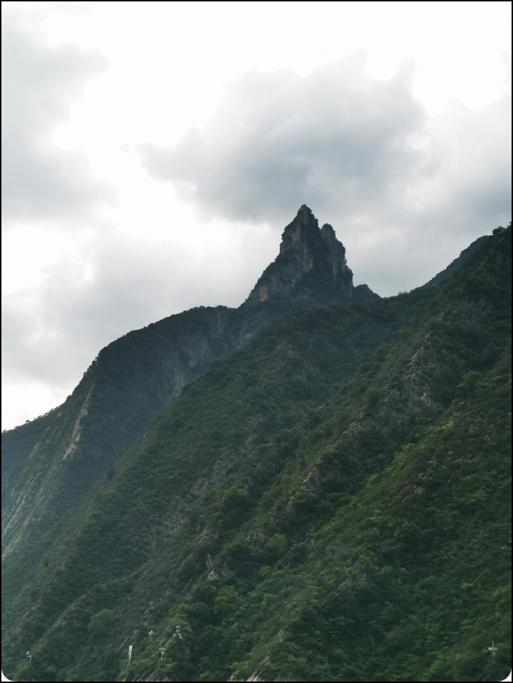 三峡游轮长江印象过神女峰