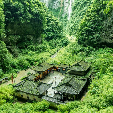 重庆武隆+大足石刻6日游武隆天生三桥、仙女山、大足宝顶山石刻-北山石刻、渣滓洞、磁器口、网红李子坝轻轨穿楼、洪崖洞