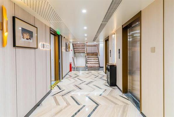 長江如歌號遊輪電梯間