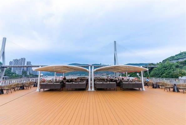 長江如歌號遊輪露天觀光區