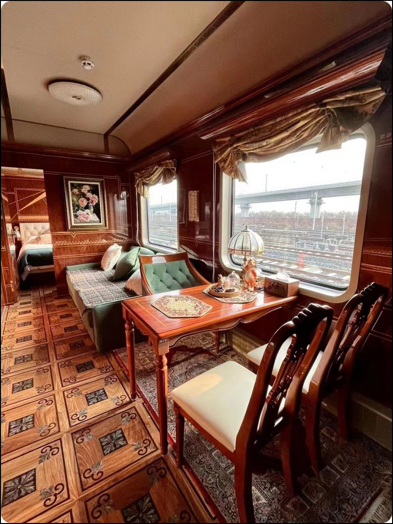 林都号房间桌椅