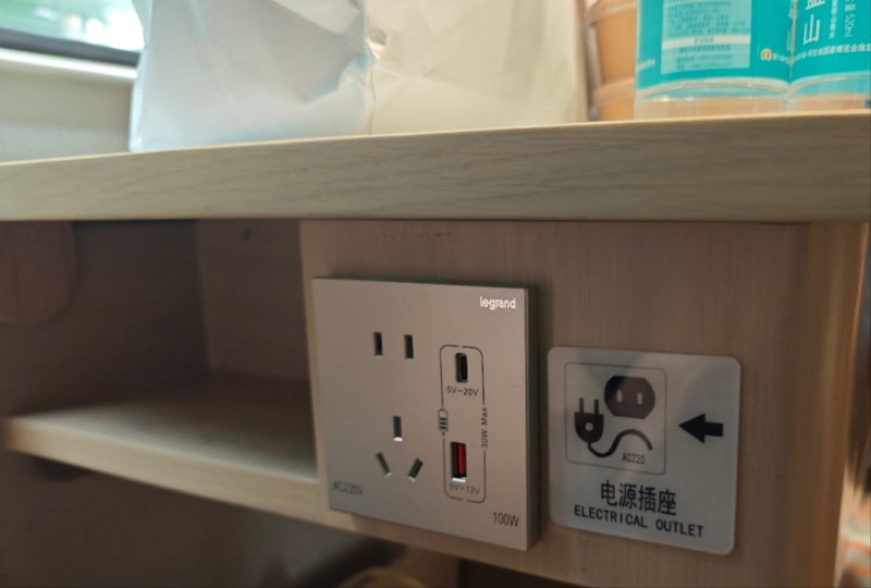 软卧四人间-充电接口